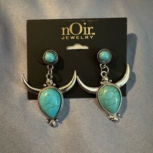 NWT nOir Jewelry Turquoise Colored Bull Earrings